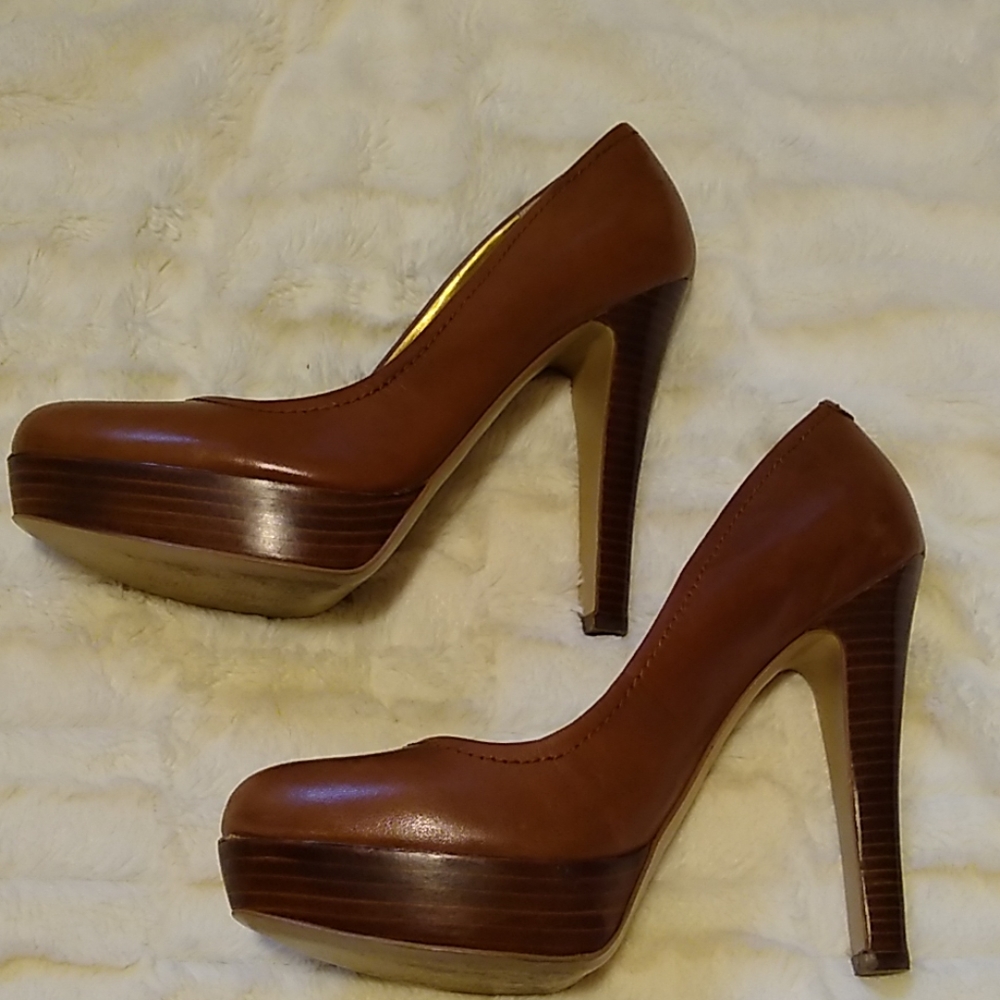 Gorgeous Guess Leather Heels - Picture 3 of 4